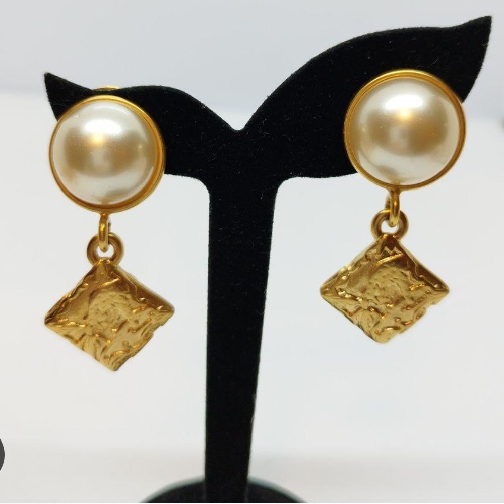 Salvatore Ferragamo Vintage Clip-on Earrings. - Picture 6 of 6